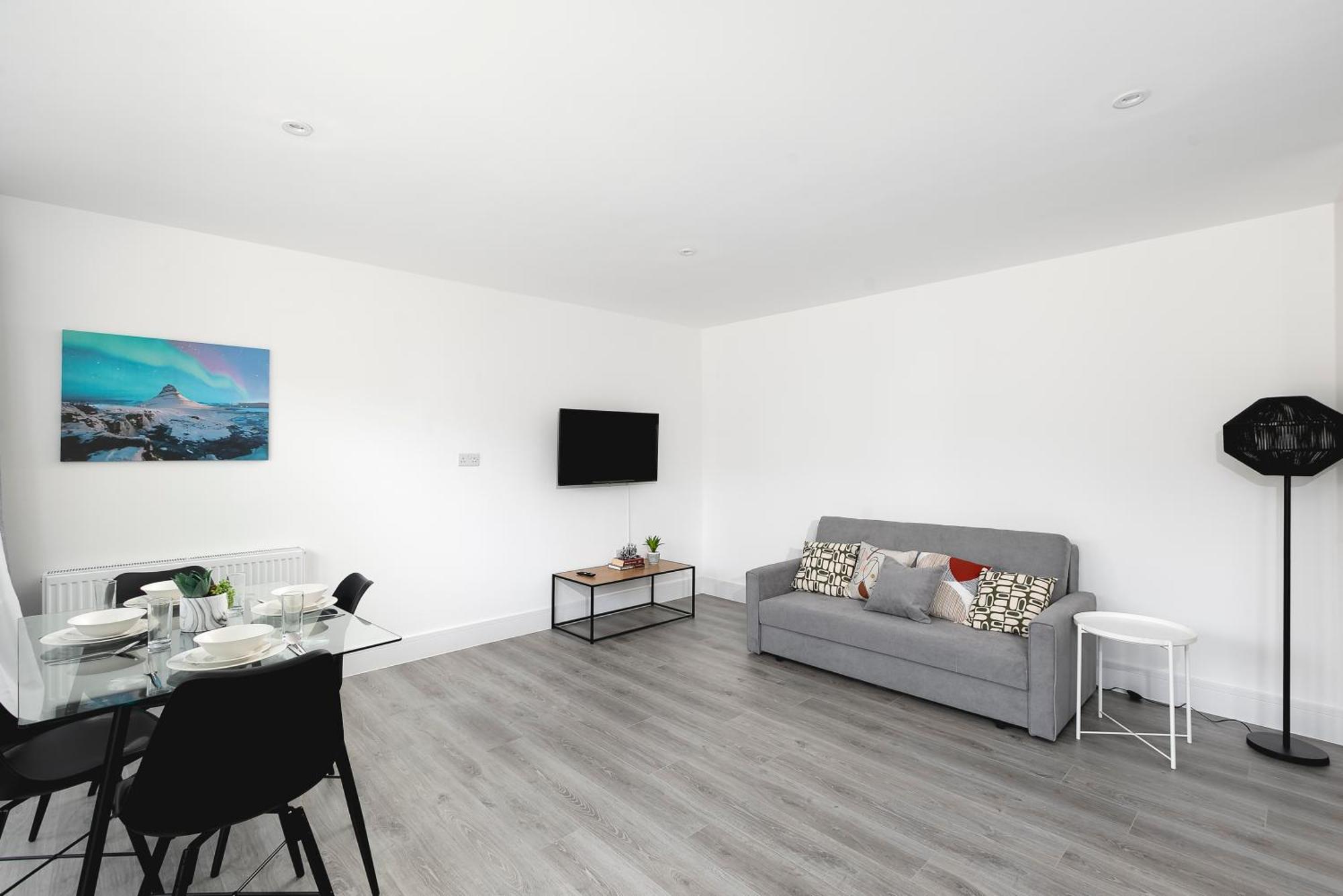 Cozy Apartments With King Size Beds Near Enfield Town & Chase Farm Train Stations With Wifi And Parking Exterior photo