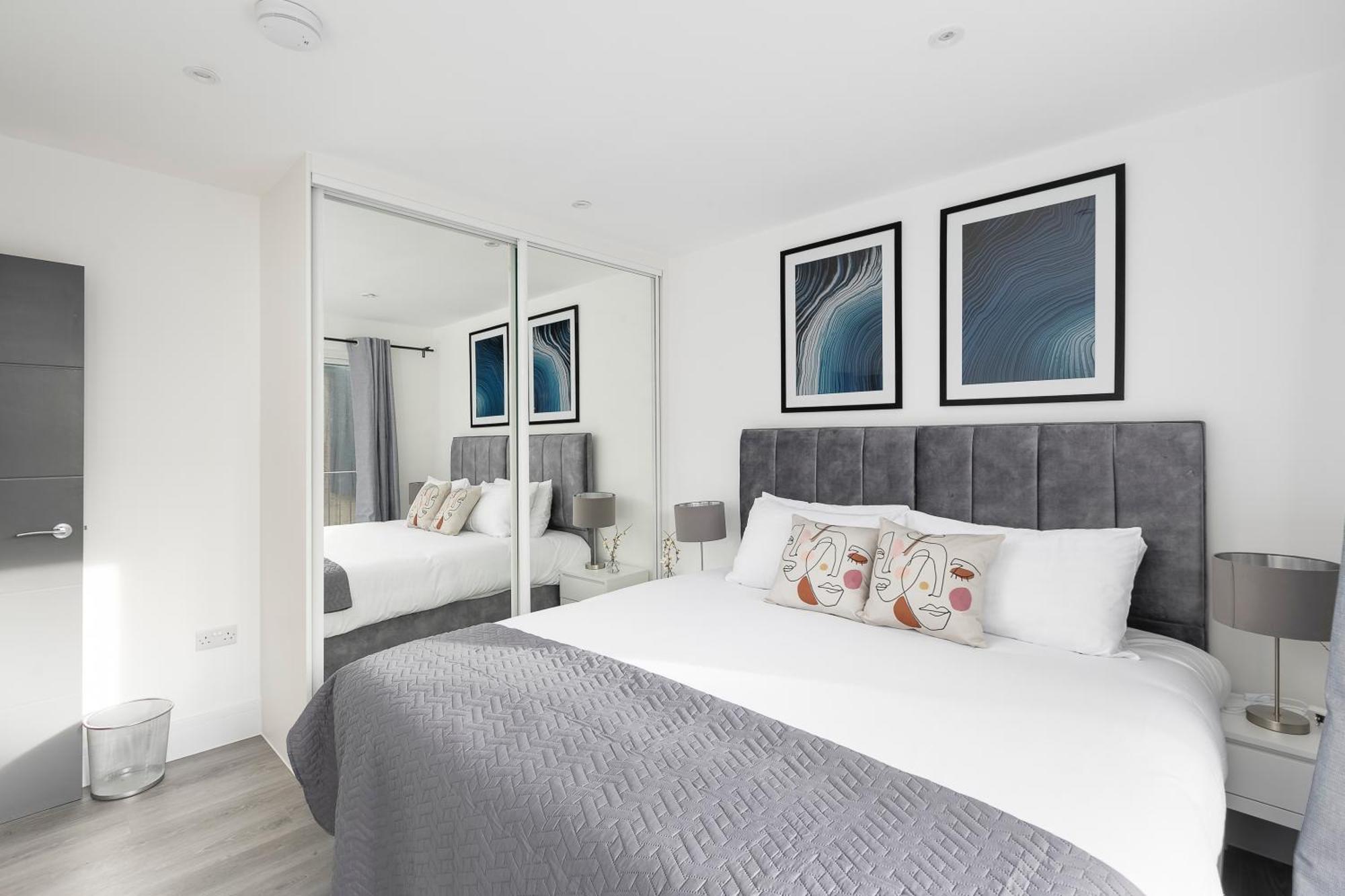 Cozy Apartments With King Size Beds Near Enfield Town & Chase Farm Train Stations With Wifi And Parking Exterior photo