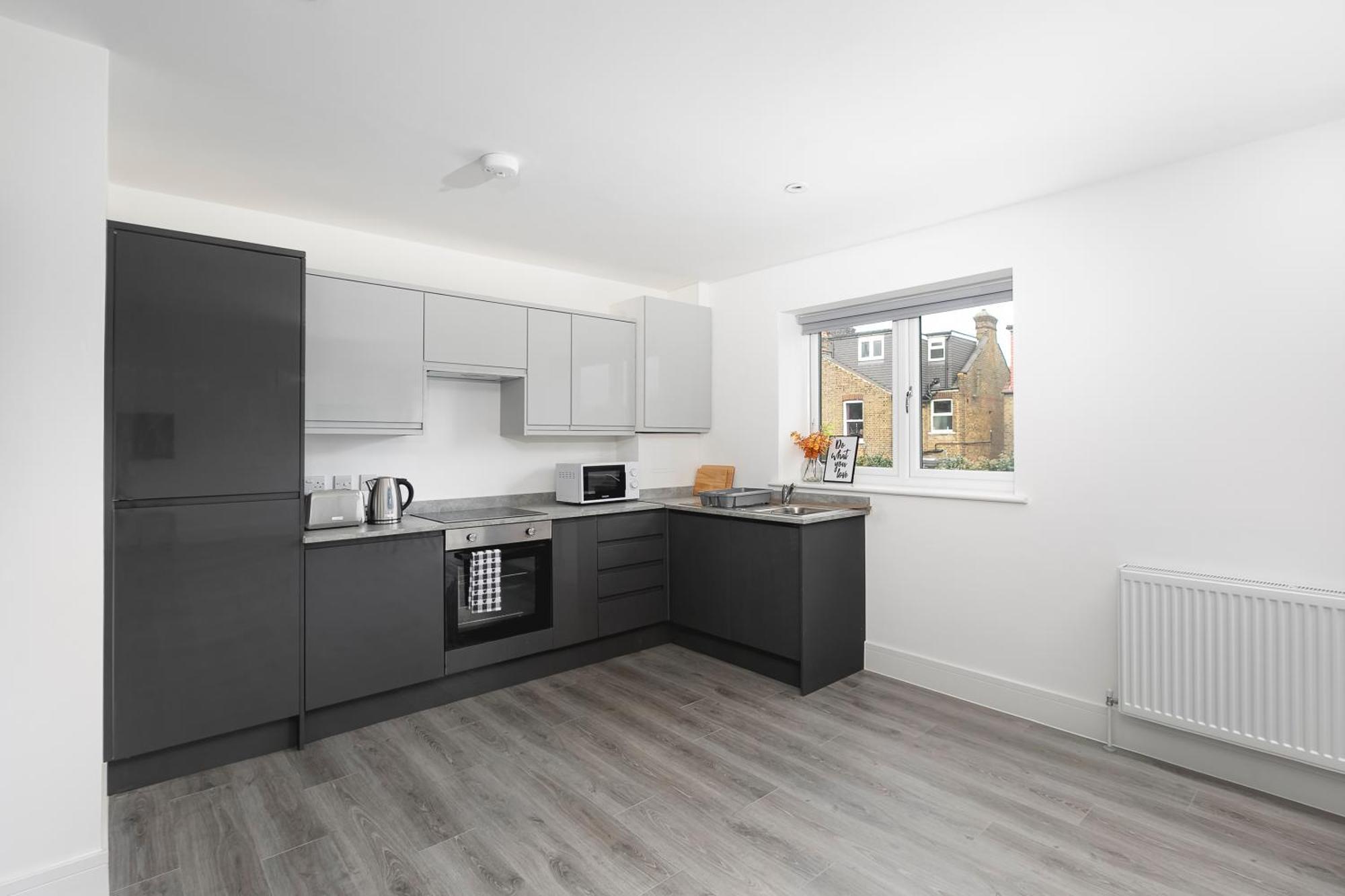 Cozy Apartments With King Size Beds Near Enfield Town & Chase Farm Train Stations With Wifi And Parking Exterior photo