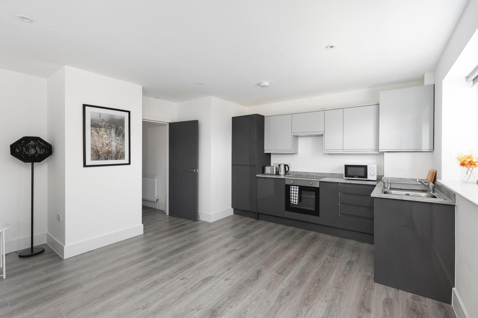 Cozy Apartments With King Size Beds Near Enfield Town & Chase Farm Train Stations With Wifi And Parking Exterior photo